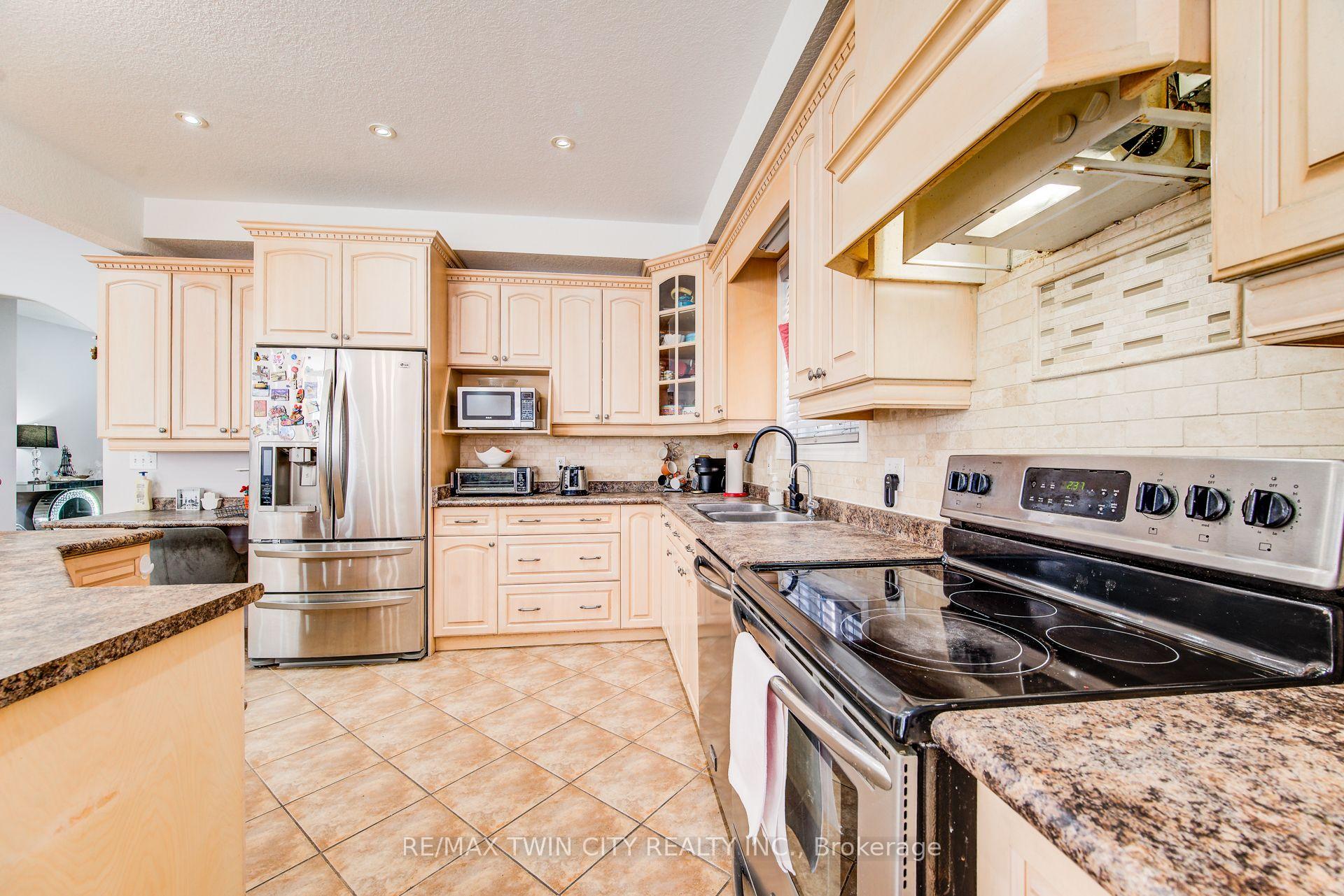 Photo 9 of 144 Udvari Crescent, Kitchener — HOMEH