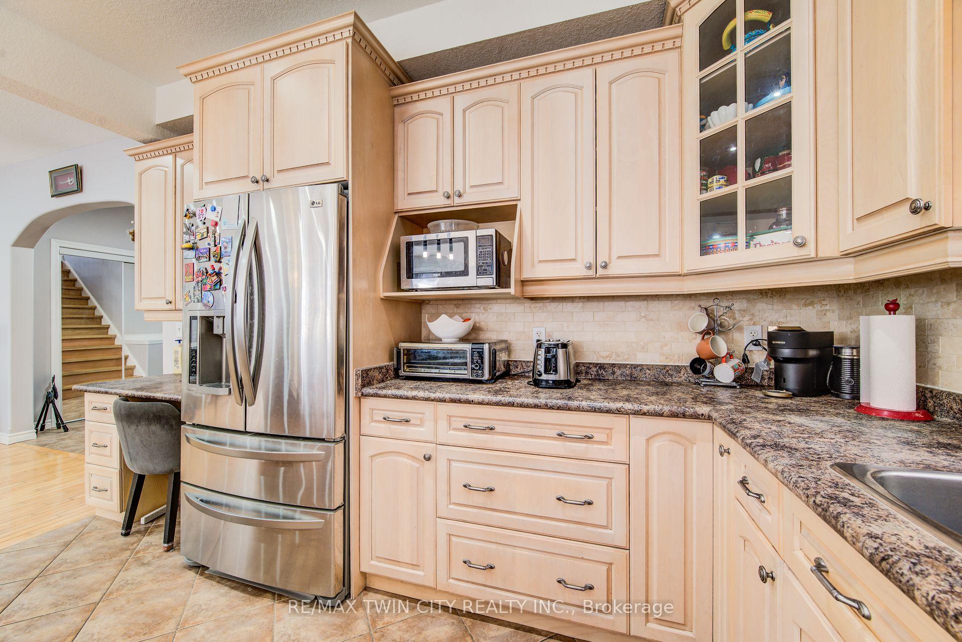 Photo 10 of 144 Udvari Crescent, Kitchener — HOMEH