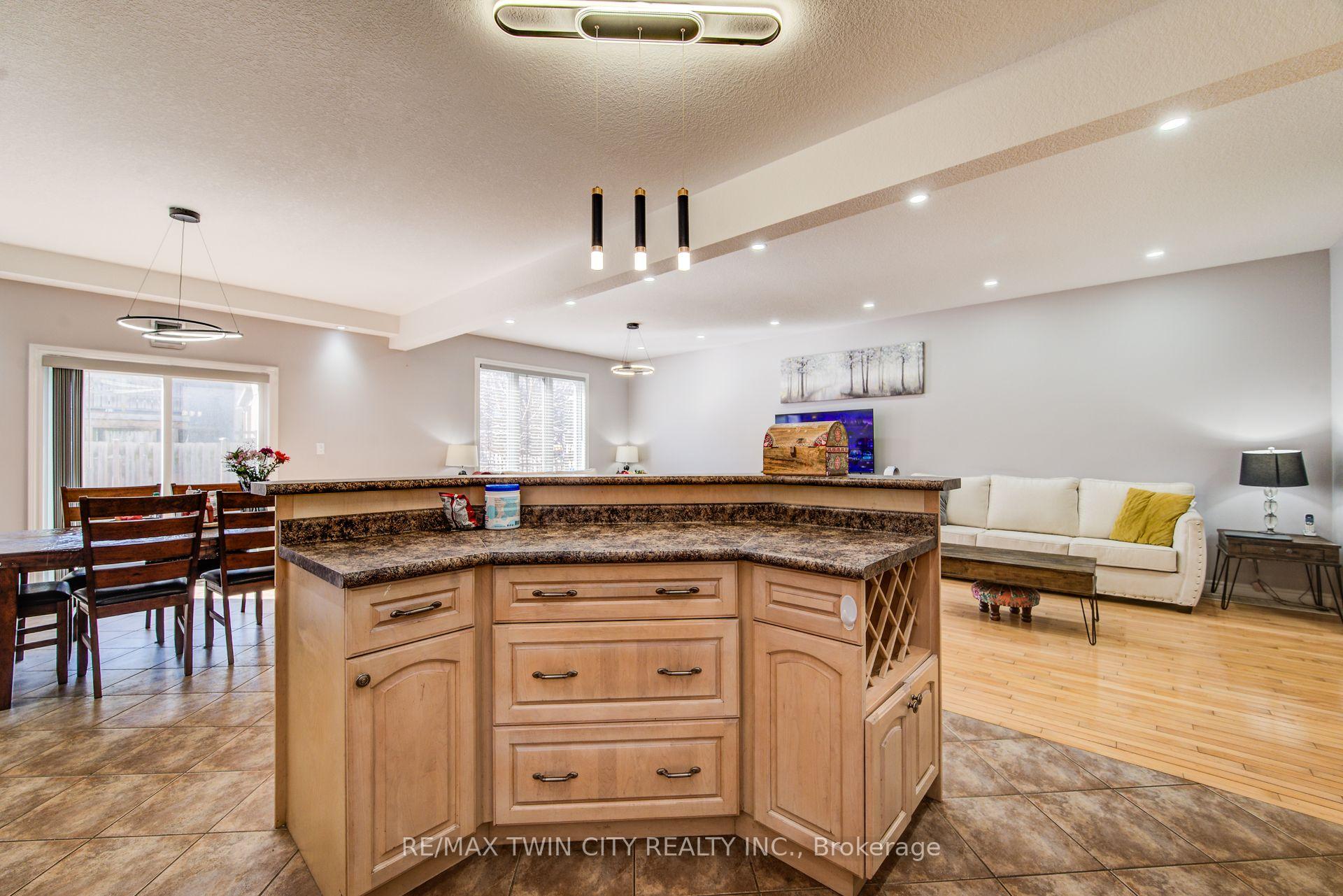 Photo 11 of 144 Udvari Crescent, Kitchener — HOMEH
