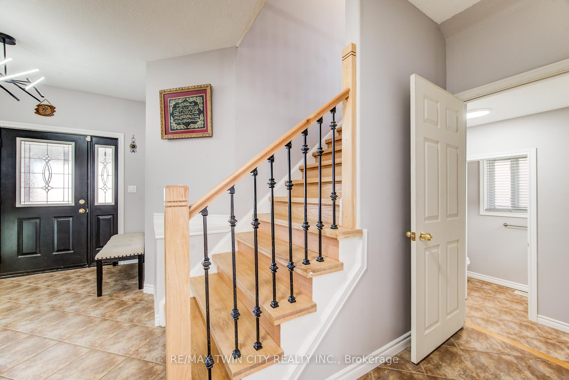 Photo 12 of 144 Udvari Crescent, Kitchener — HOMEH