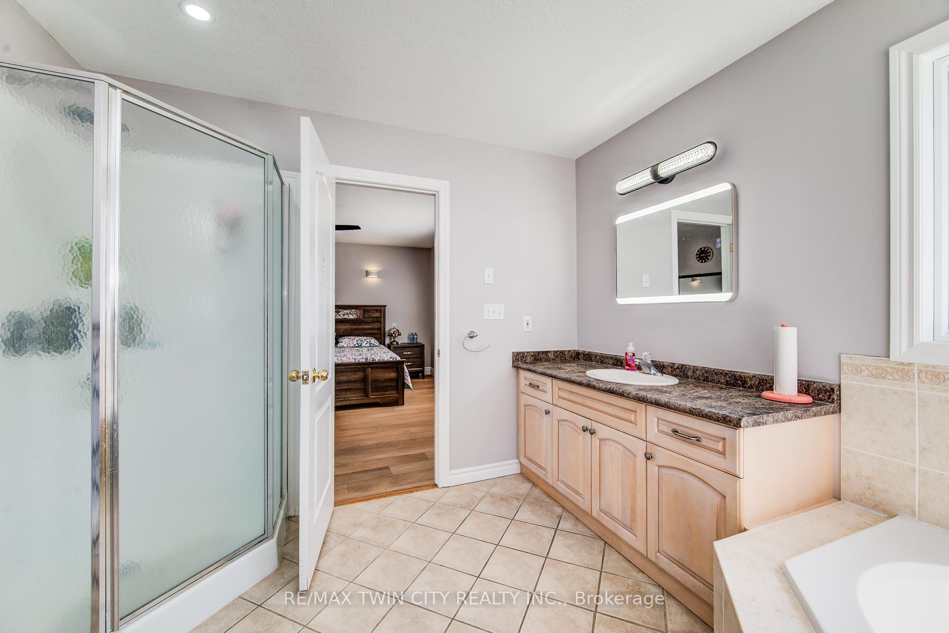 Photo 20 of 144 Udvari Crescent, Kitchener — HOMEH