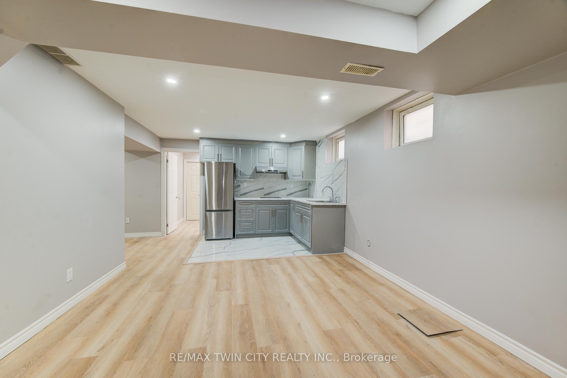 Photo 21 of 144 Udvari Crescent, Kitchener — HOMEH