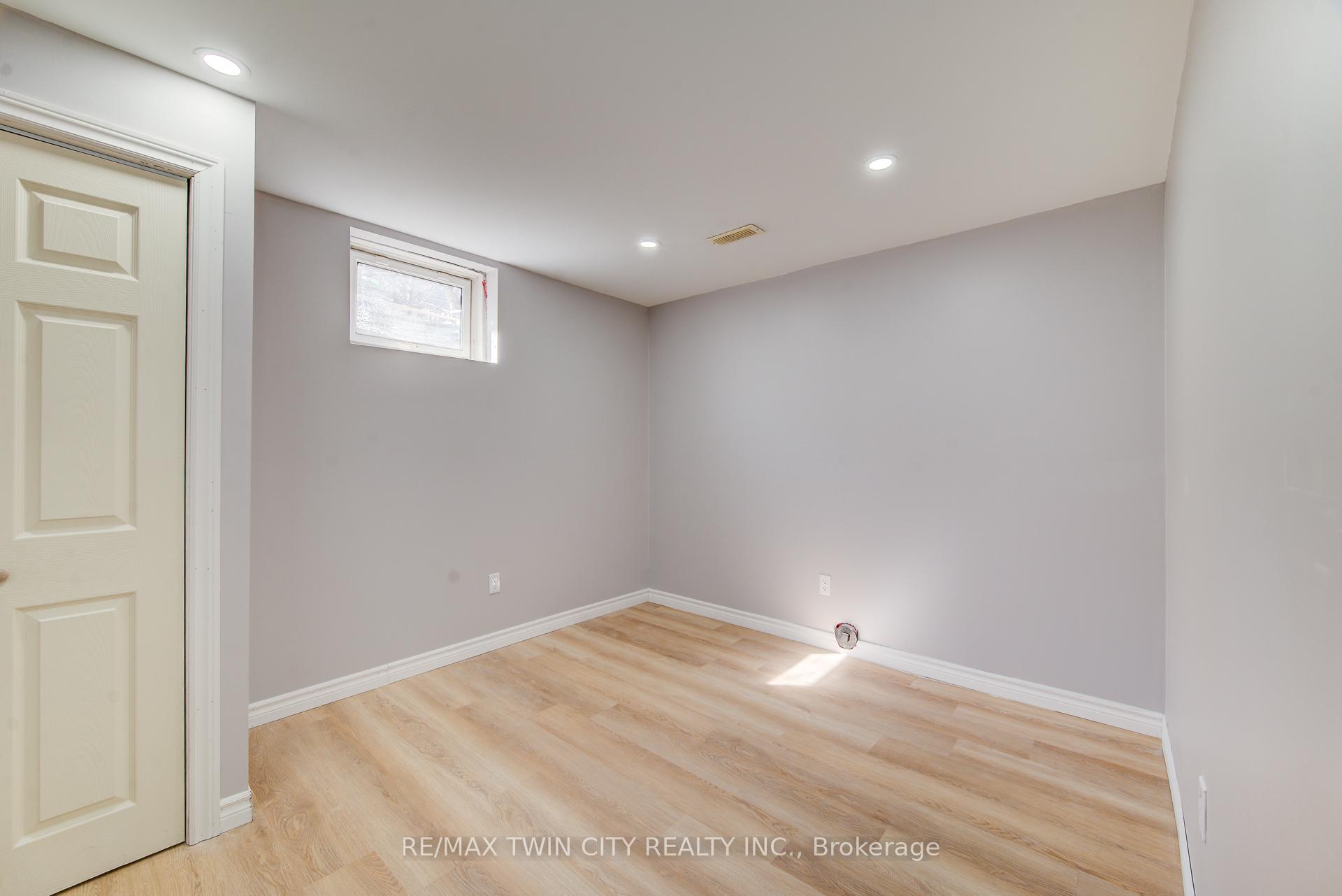 Photo 24 of 144 Udvari Crescent, Kitchener — HOMEH