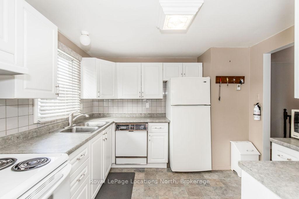Photo 13 of 677 Bayview Drive, Midland — HOMEH