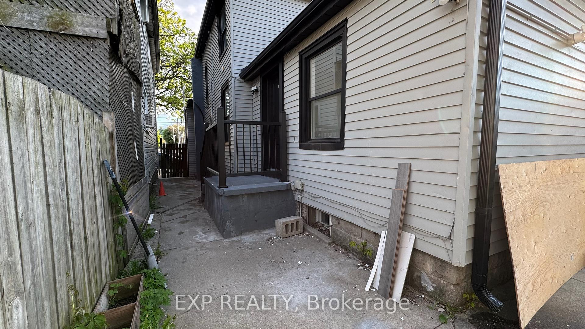 Photo 2 of Unit 3, 425 Cannon Street E, Hamilton, Landsdale — HOMEH
