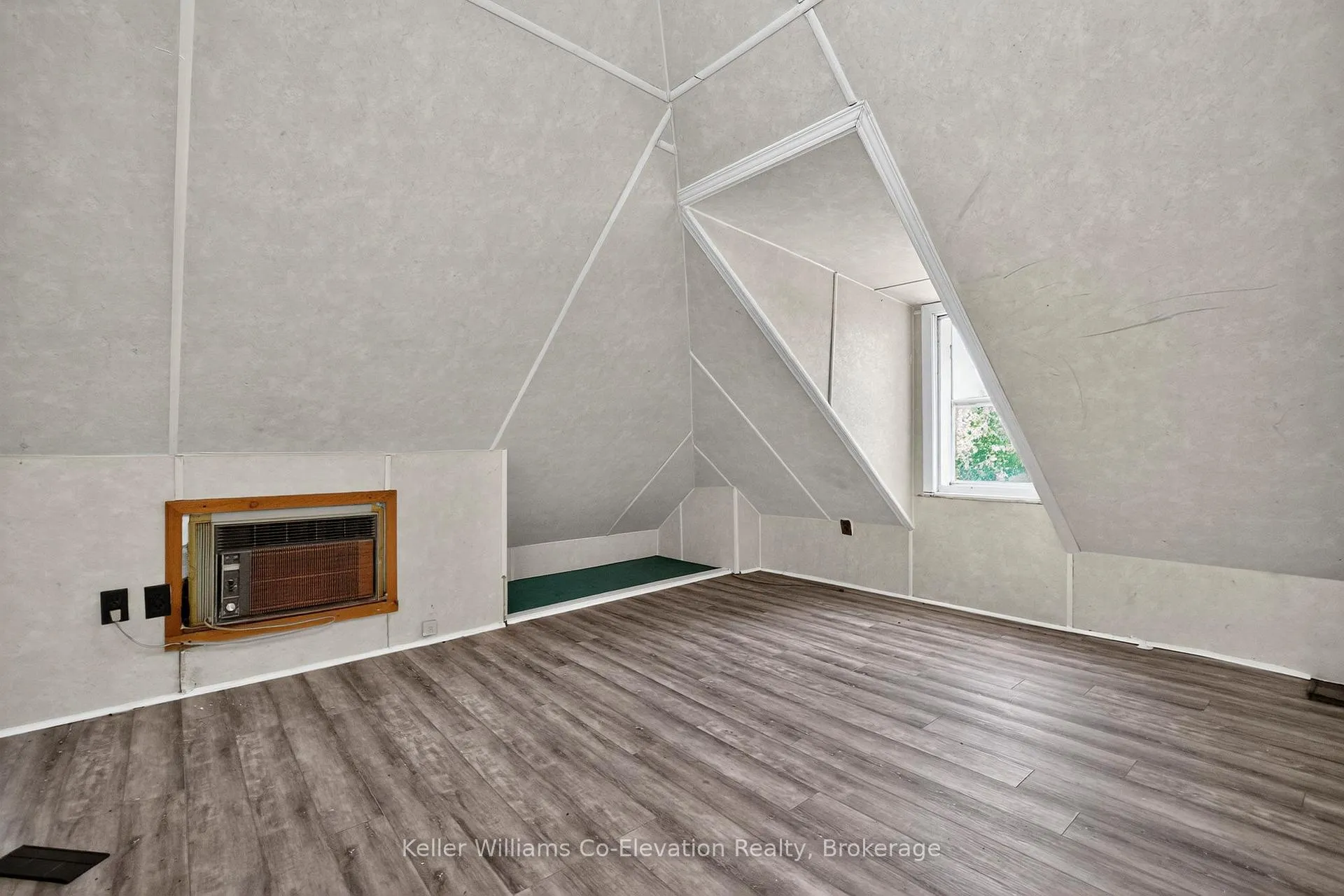 Photo 12 of 224 4th Street, Midland — HOMEH