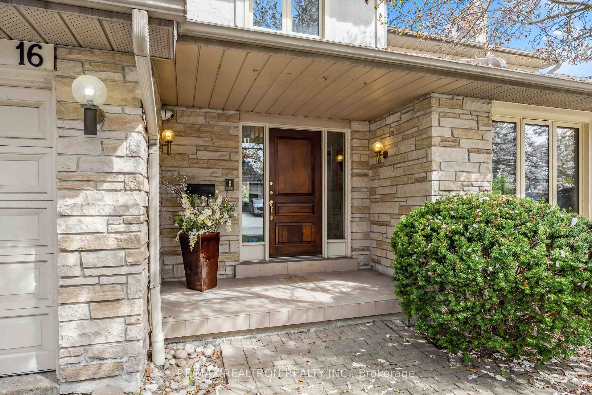 Photo 3 of 16 Ida Street, Markham, Thornhill — HOMEH
