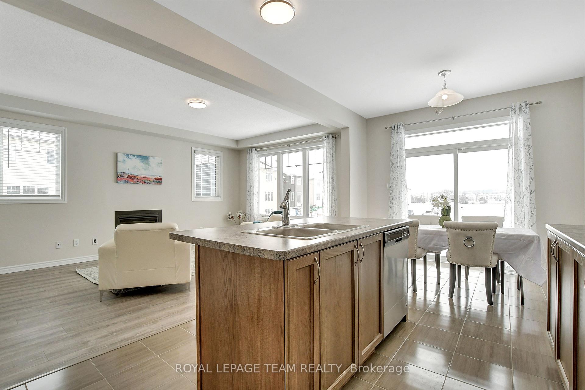 Photo 9 of 213 Cranesbill Road, Ottawa, Kanata - Emerald Meadows/Trailwest — HOMEH