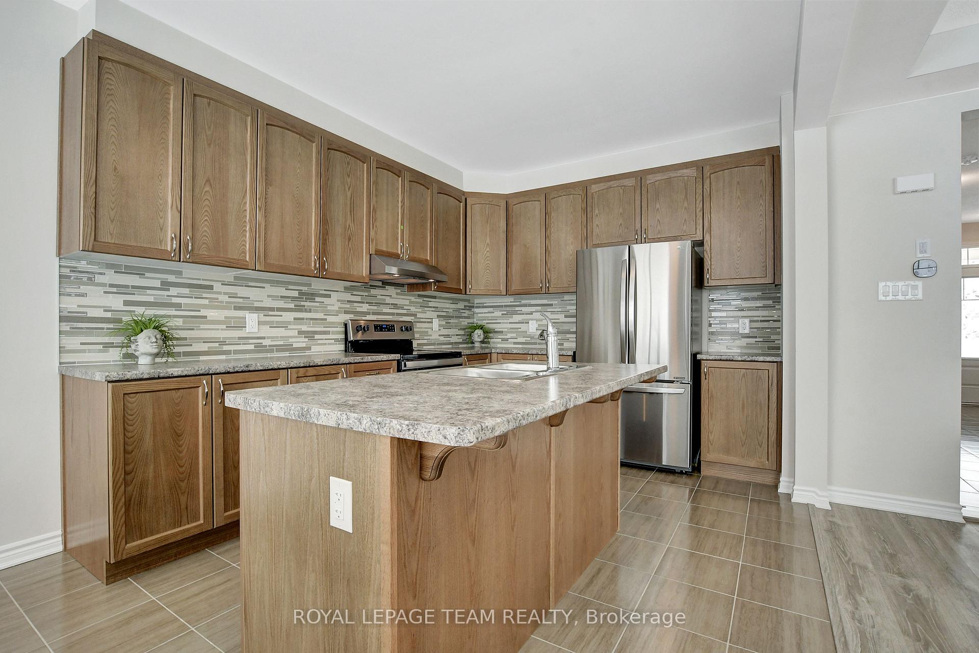 Photo 11 of 213 Cranesbill Road, Ottawa, Kanata - Emerald Meadows/Trailwest — HOMEH