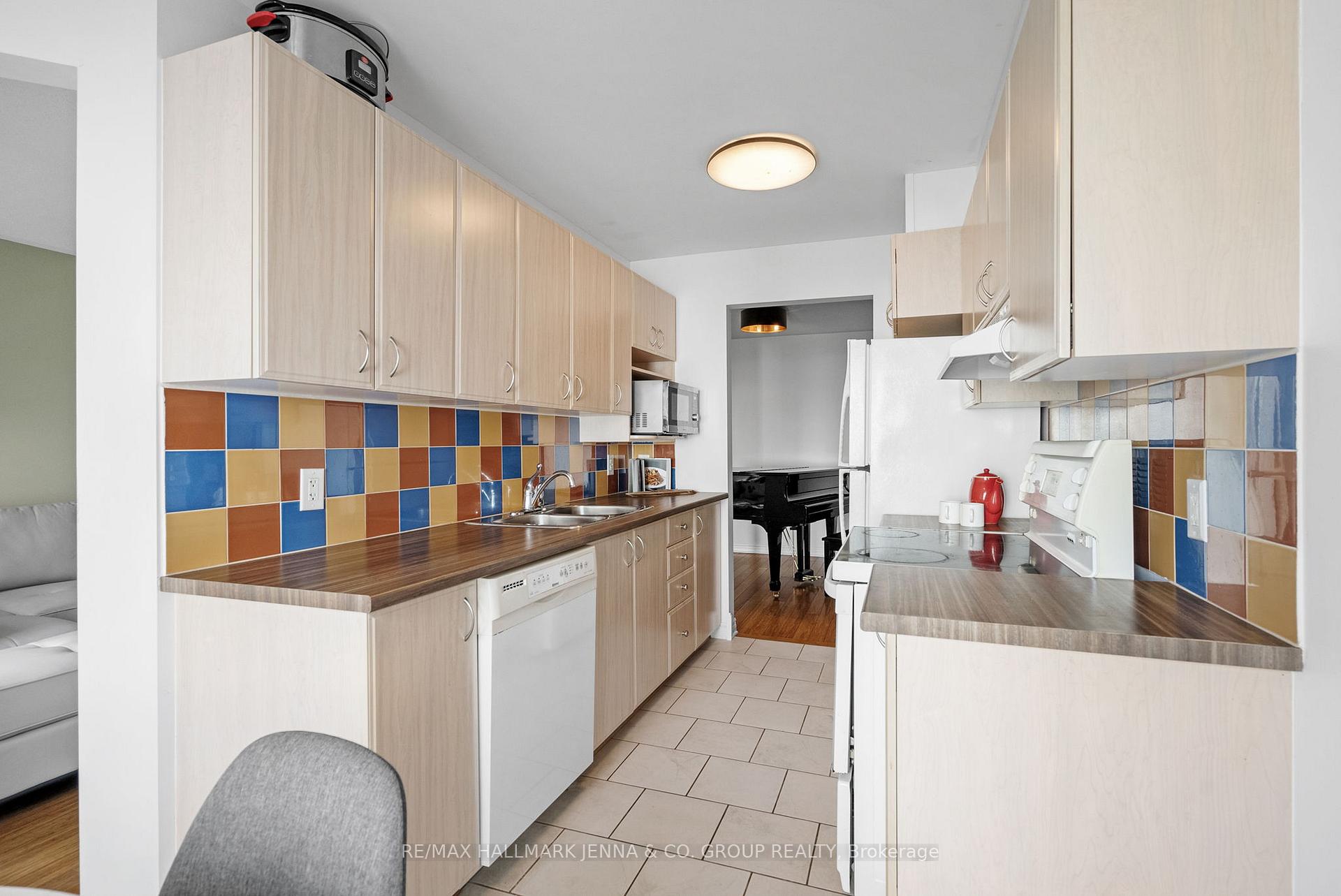 Photo 15 of 277 Catamount Court, Ottawa, Kanata - Emerald Meadows/Trailwest — HOMEH