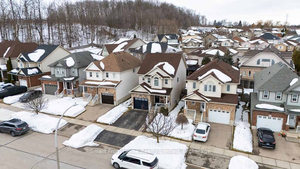 Photo 3 of 134 Foxglove Crescent, Kitchener — HOMEH