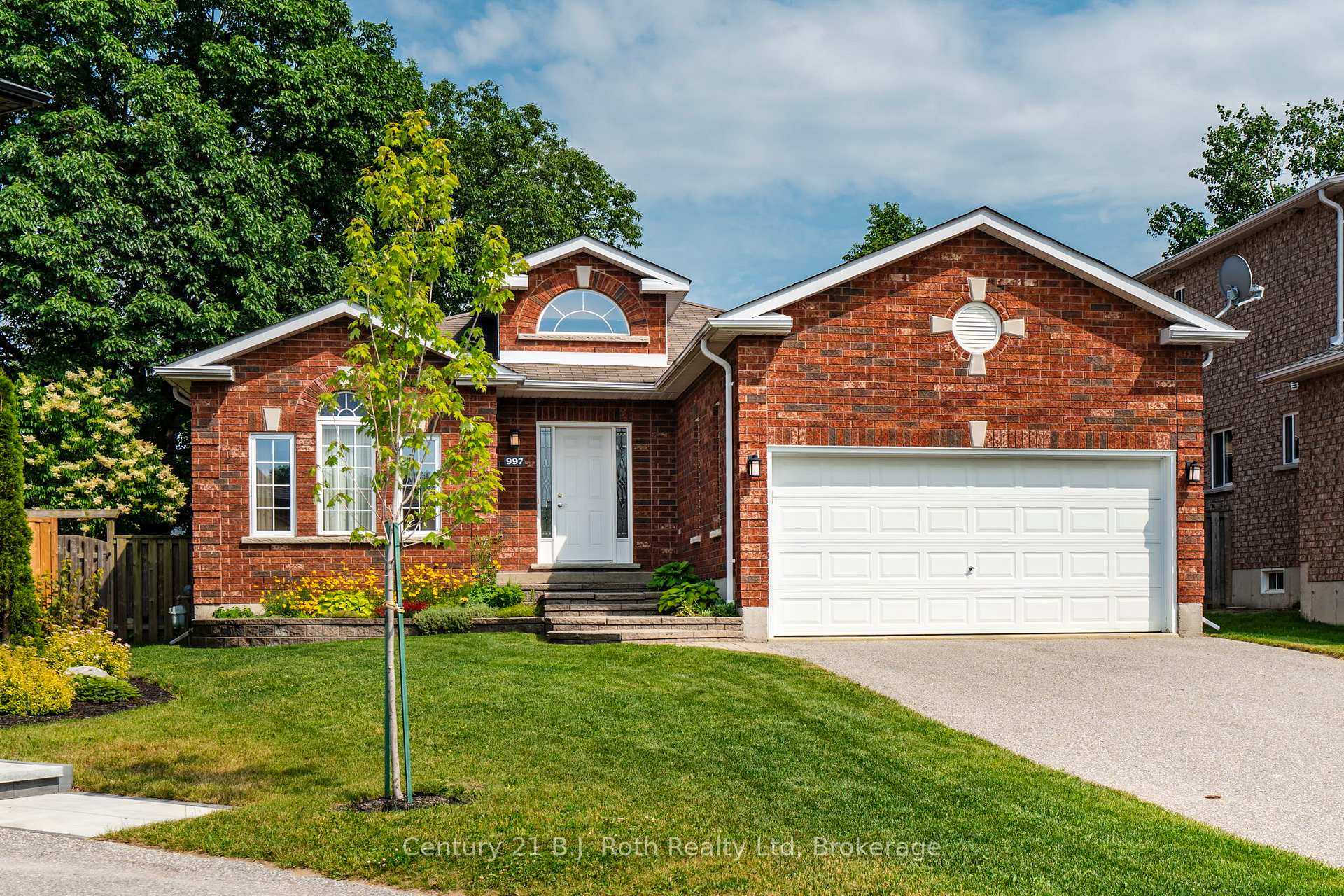 Photo 3 of 997 Whitney Crescent, Midland — HOMEH