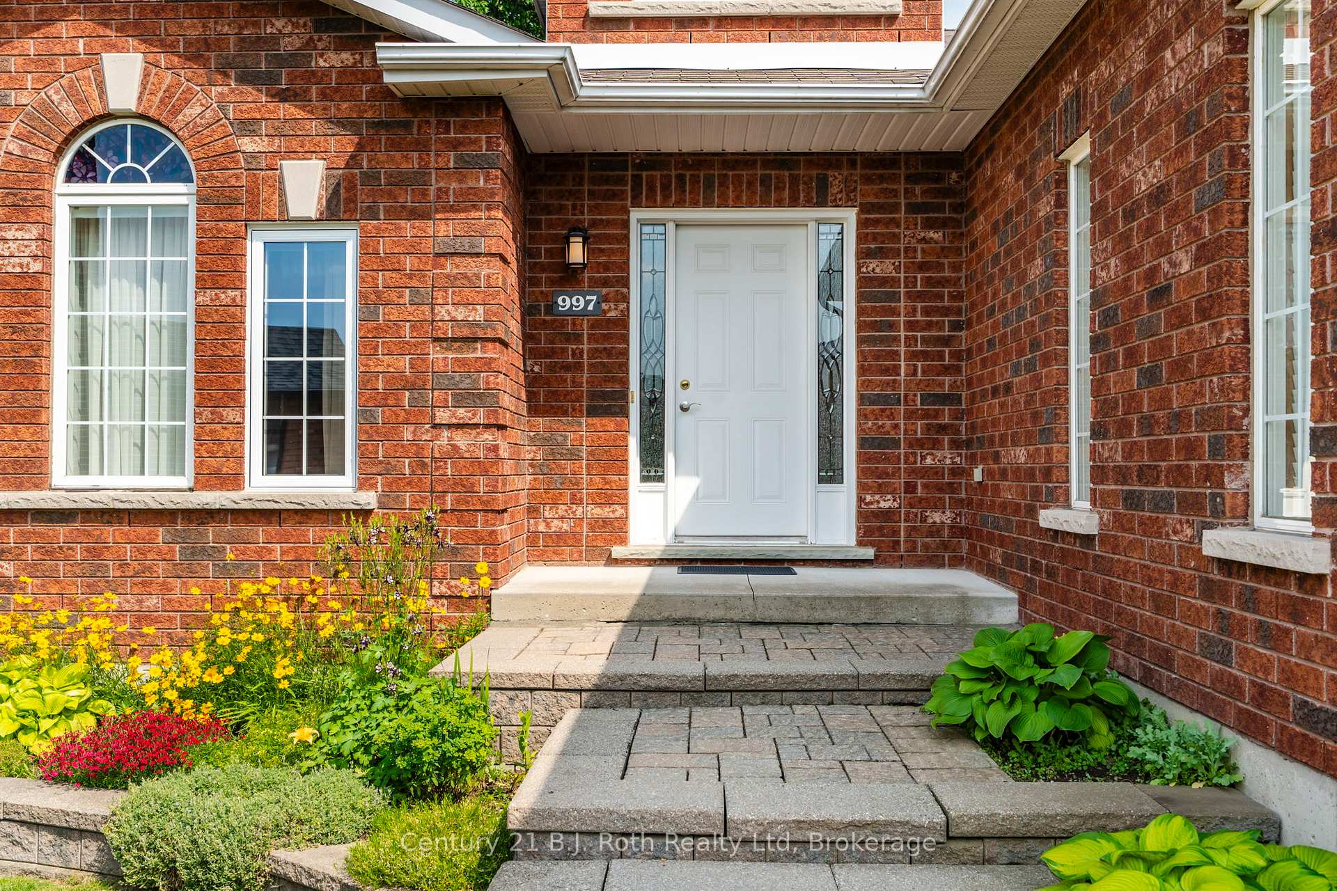 Photo 4 of 997 Whitney Crescent, Midland — HOMEH