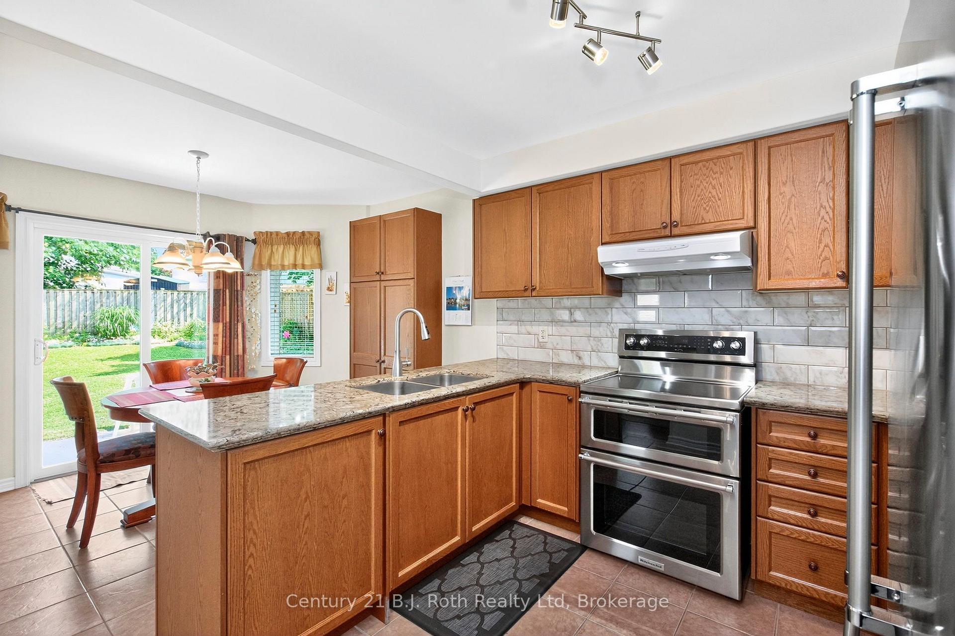 Photo 10 of 997 Whitney Crescent, Midland — HOMEH