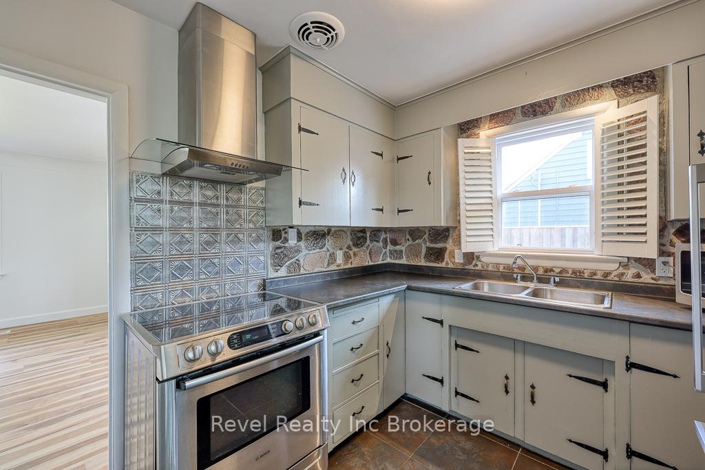 Photo 11 of 157 Ninth Avenue, Kitchener — HOMEH