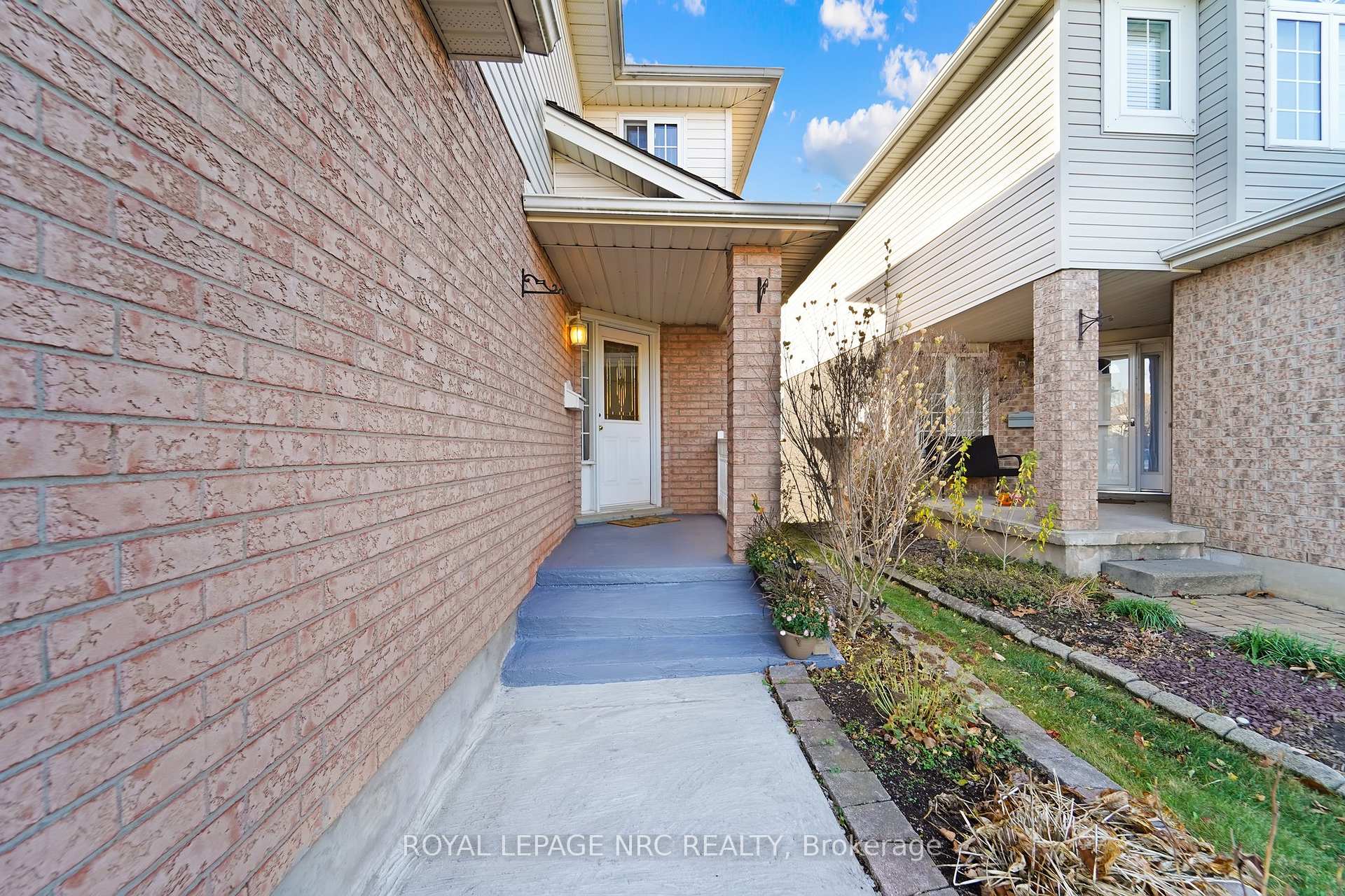 Photo 3 of 27 Hollyridge Crescent, Kitchener — HOMEH