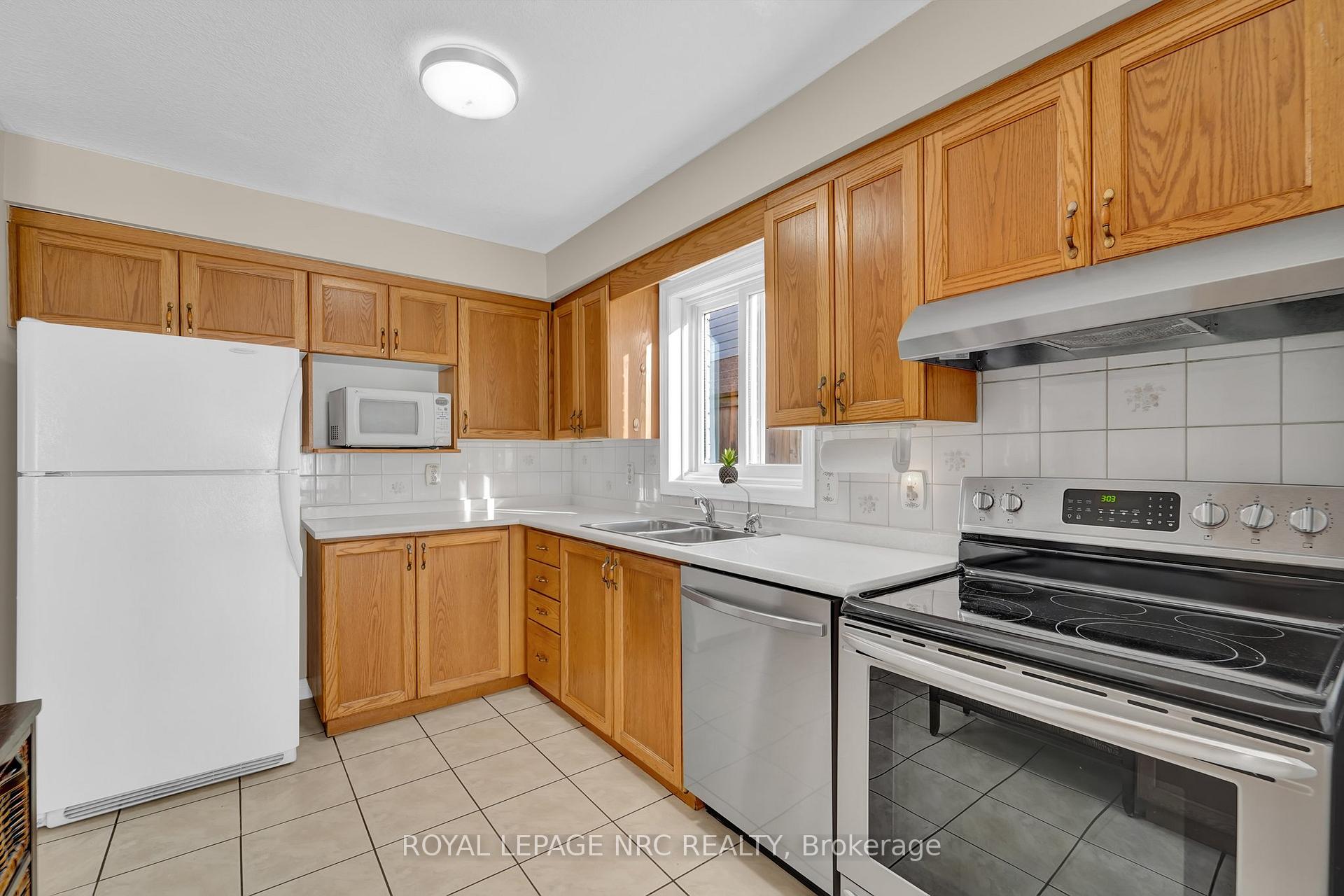 Photo 8 of 27 Hollyridge Crescent, Kitchener — HOMEH