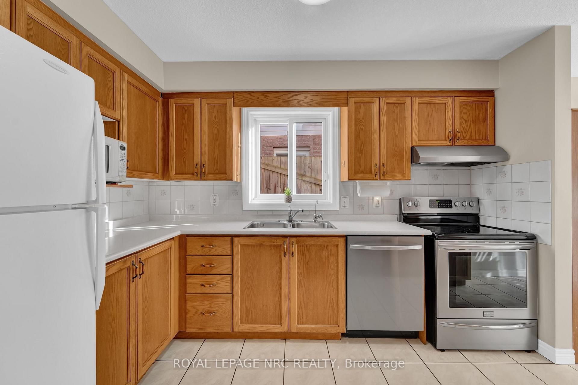 Photo 9 of 27 Hollyridge Crescent, Kitchener — HOMEH