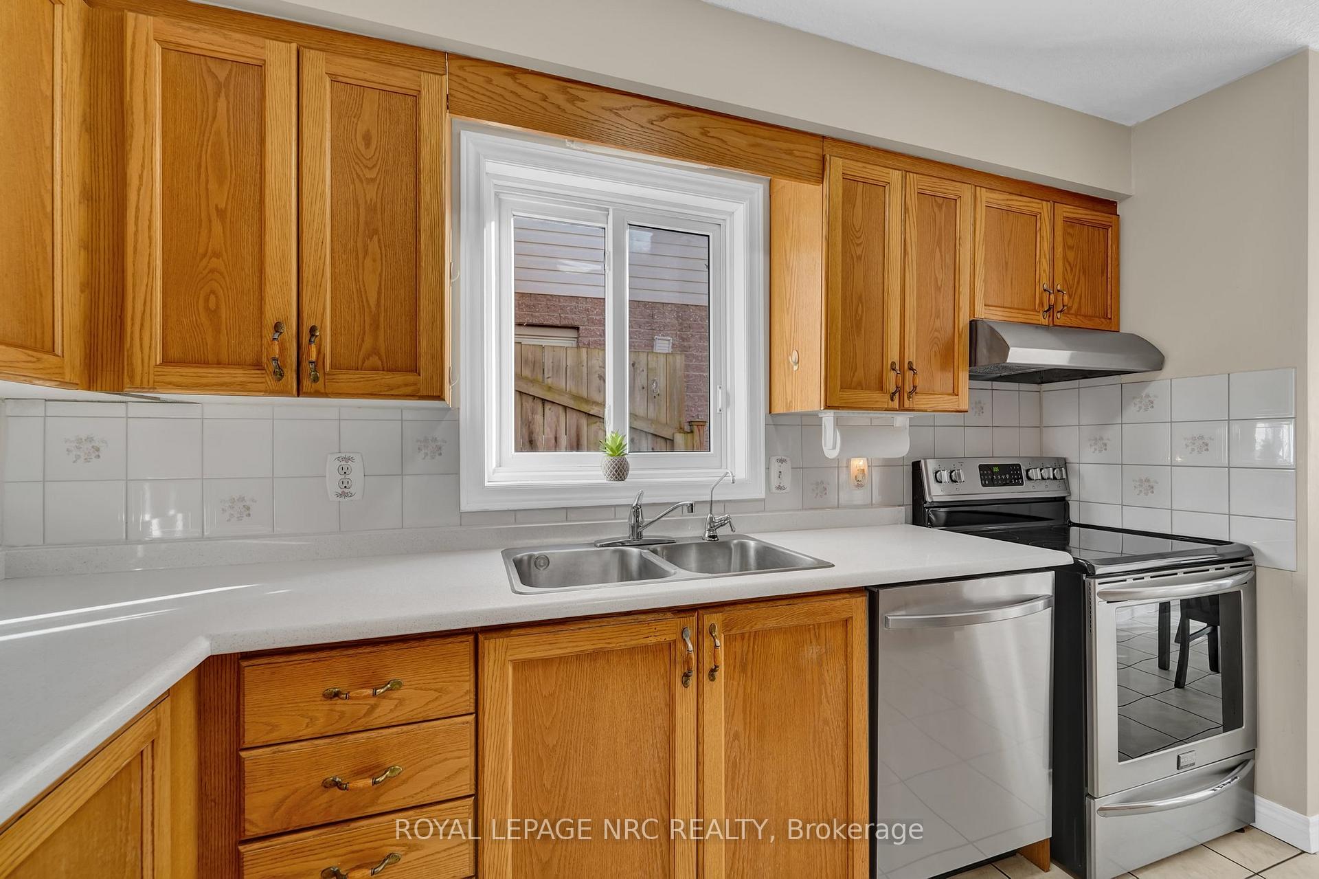 Photo 10 of 27 Hollyridge Crescent, Kitchener — HOMEH