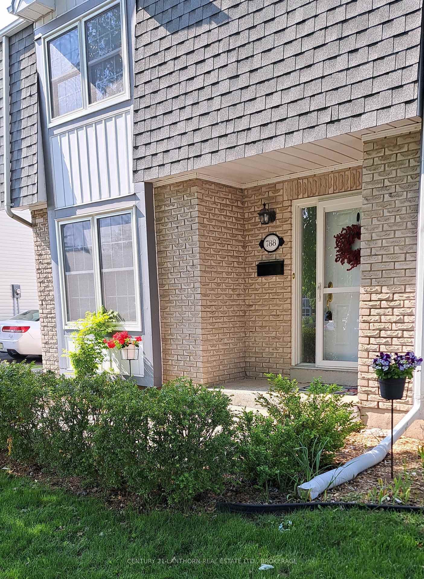 Photo 2 of 788 Whiteoak Crescent, Kingston, City Northwest — HOMEH