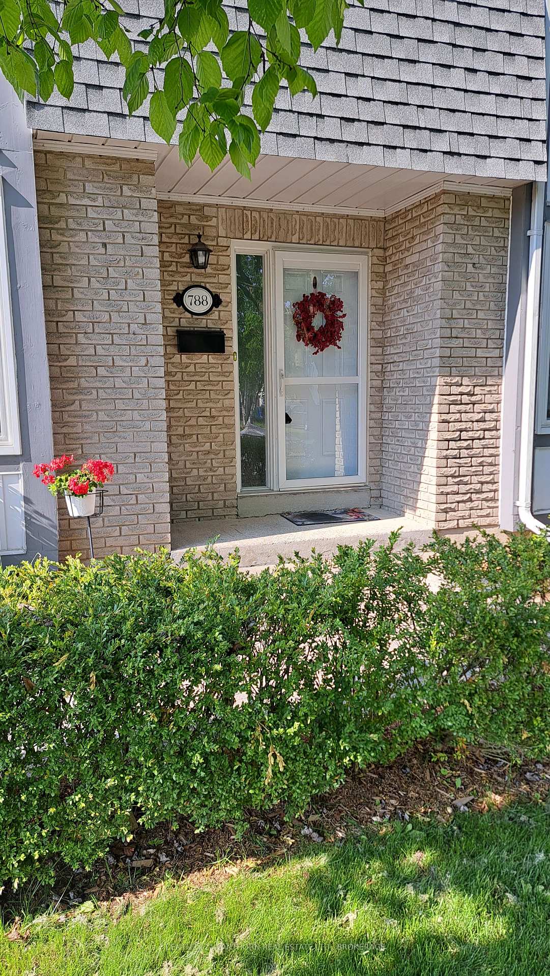 Photo 3 of 788 Whiteoak Crescent, Kingston, City Northwest — HOMEH