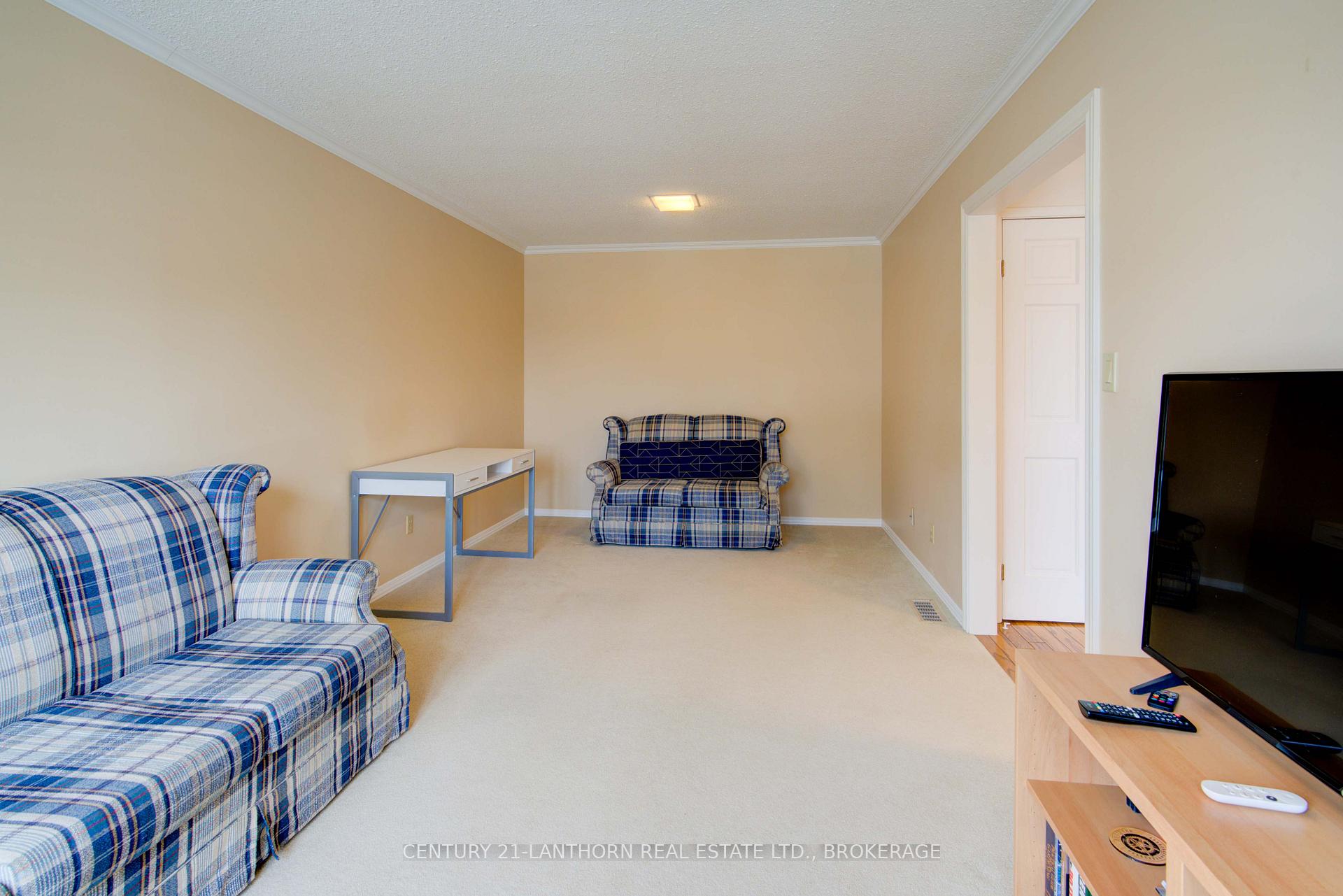 Photo 10 of 788 Whiteoak Crescent, Kingston, City Northwest — HOMEH