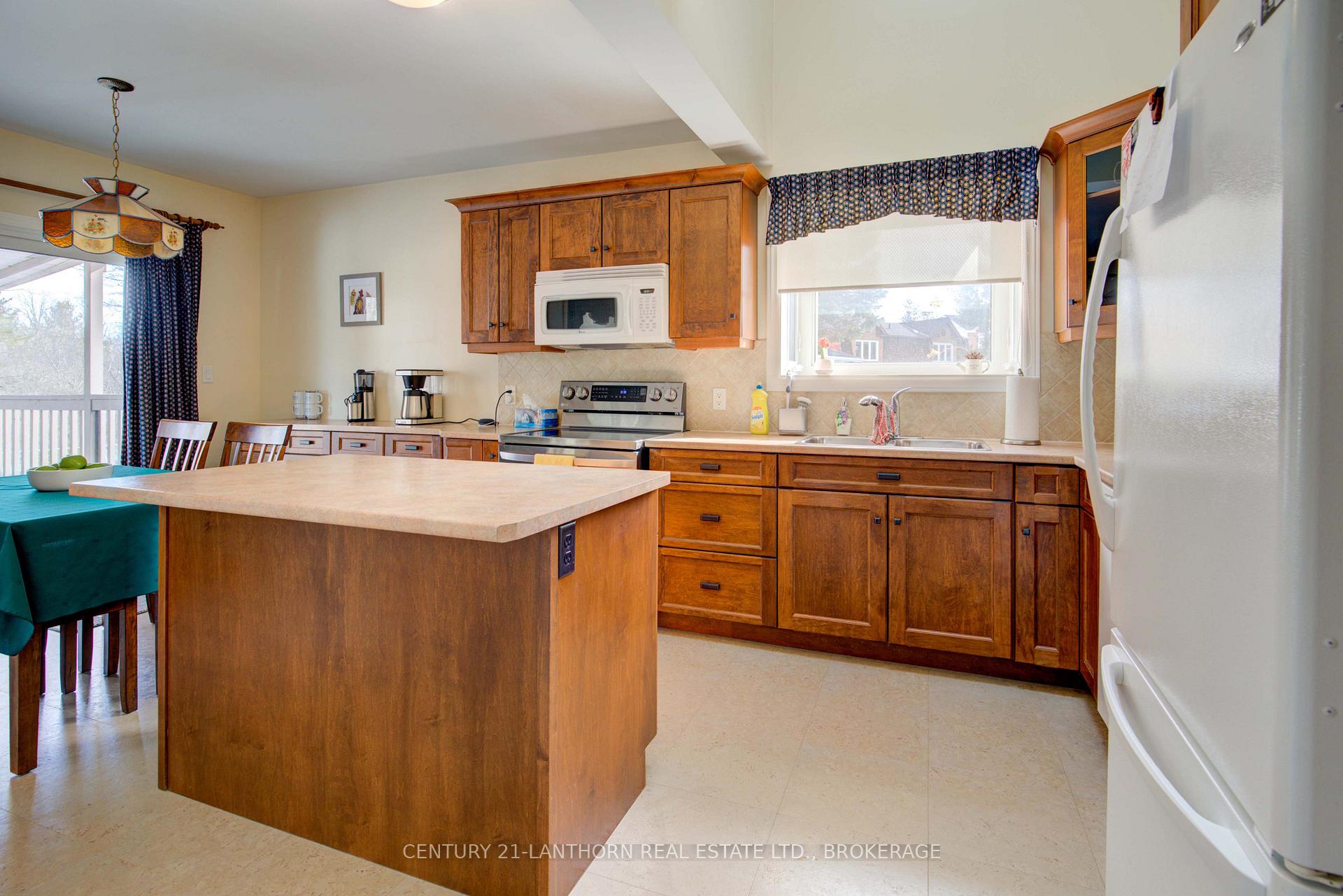 Photo 16 of 788 Whiteoak Crescent, Kingston, City Northwest — HOMEH