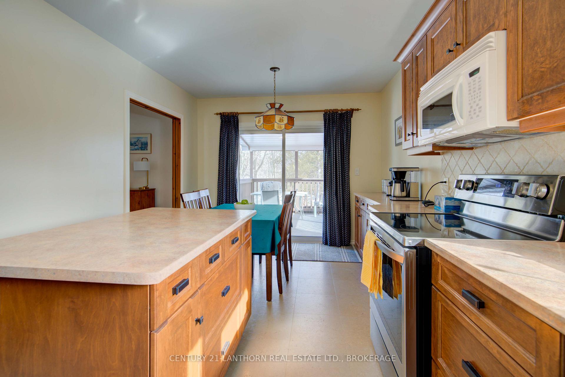 Photo 17 of 788 Whiteoak Crescent, Kingston, City Northwest — HOMEH