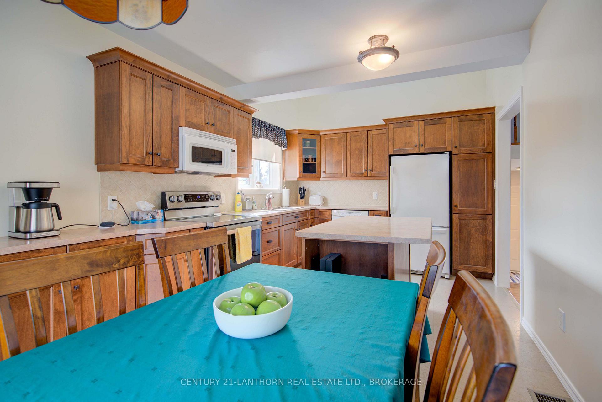 Photo 18 of 788 Whiteoak Crescent, Kingston, City Northwest — HOMEH