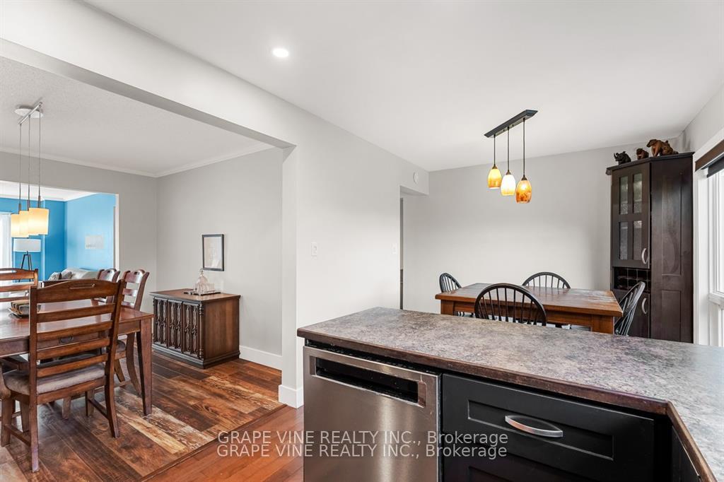 Photo 10 of 35 Bluemeadow Way, Ottawa, Kanata - Bridlewood — HOMEH
