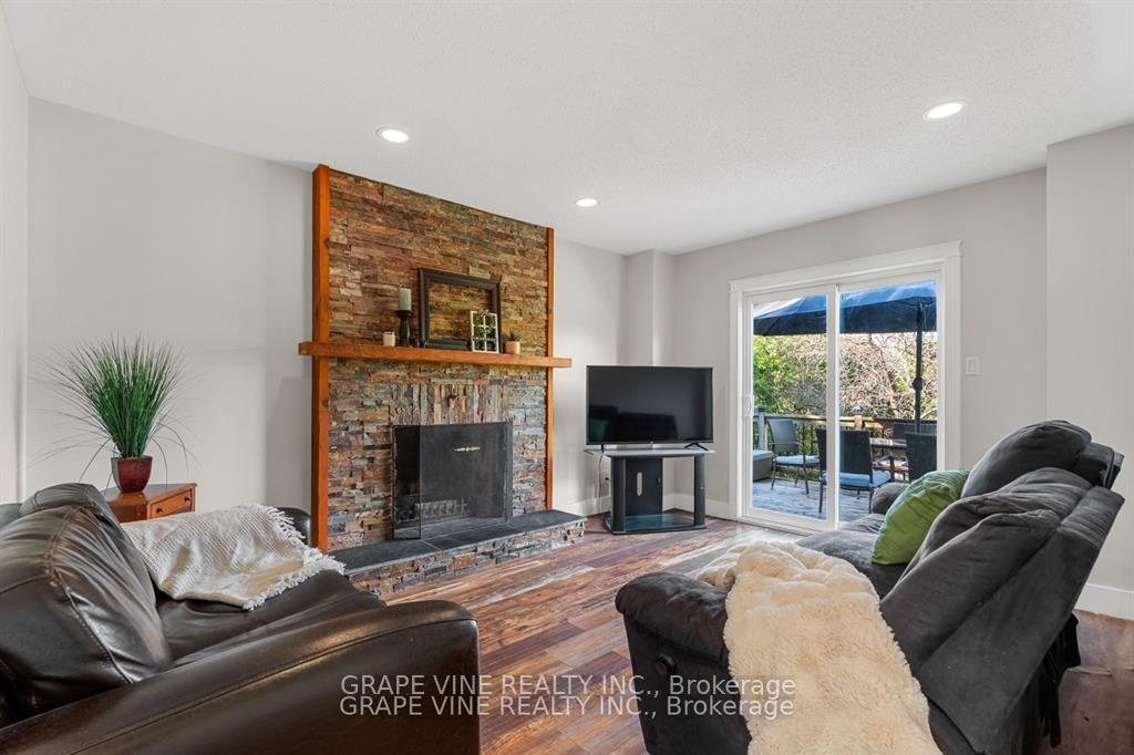 Photo 13 of 35 Bluemeadow Way, Ottawa, Kanata - Bridlewood — HOMEH