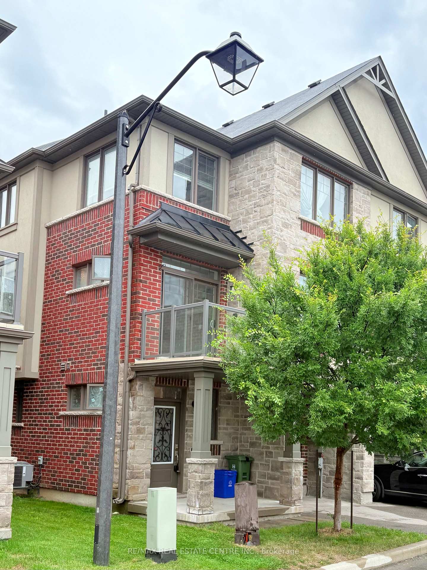 Front of 9 Hoffman Lane
