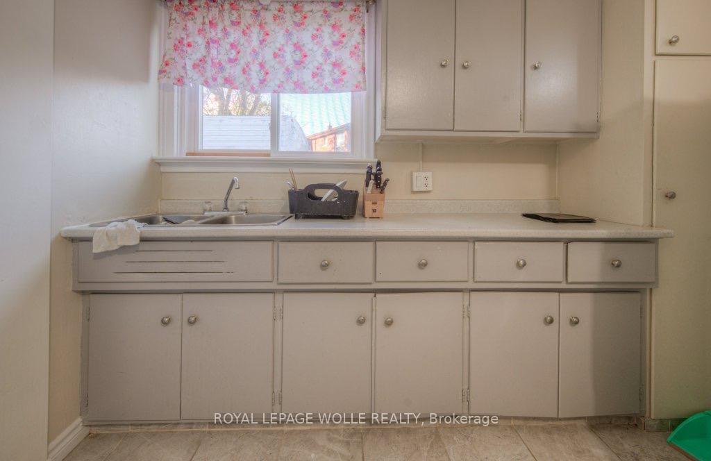 Photo 18 of 230 Highland Road W, Kitchener, Cherry Hill — HOMEH