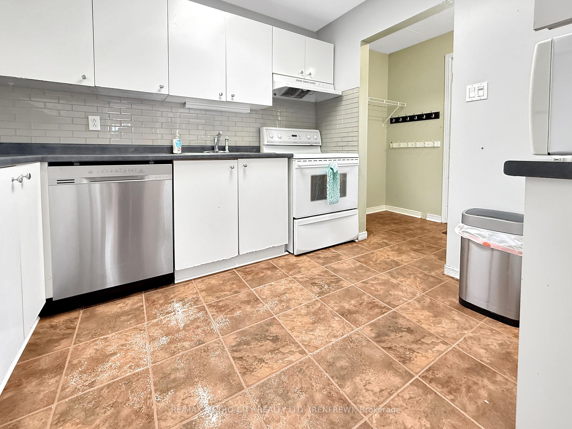 Photo 10 of 71 Stable Way, Ottawa, Kanata - Bridlewood — HOMEH