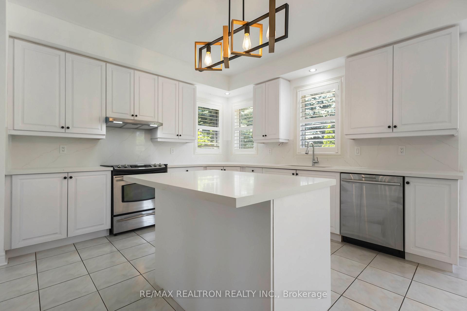Photo 13 of 38 Forester Crescent, Markham, Cachet — HOMEH