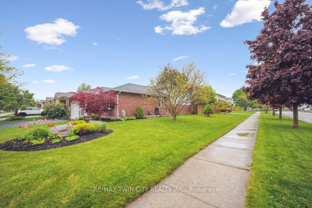 Photo 8 of 2 Cora Drive, Kitchener — HOMEH