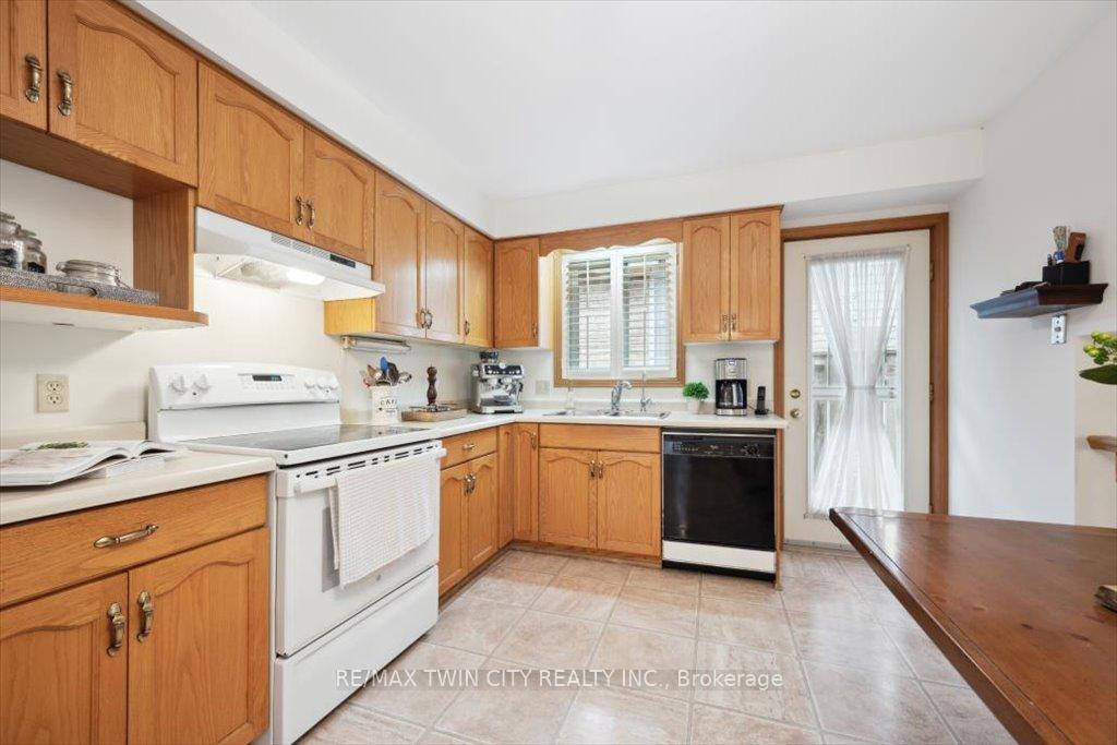 Photo 17 of 2 Cora Drive, Kitchener — HOMEH