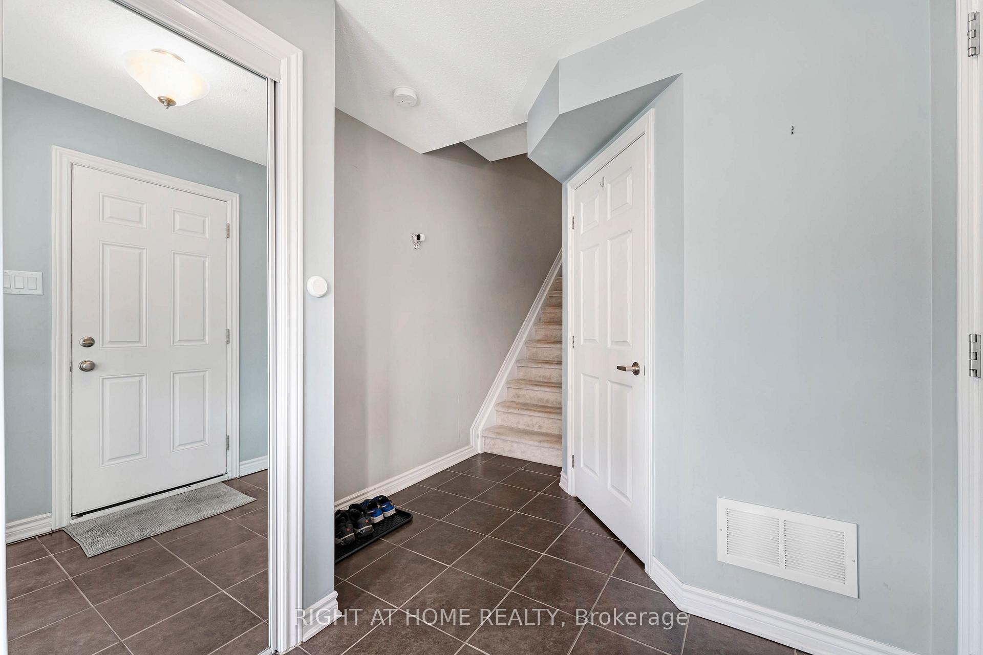 Photo 4 of 12 Streambank Street, Ottawa, Kanata - Emerald Meadows/Trailwest — HOMEH