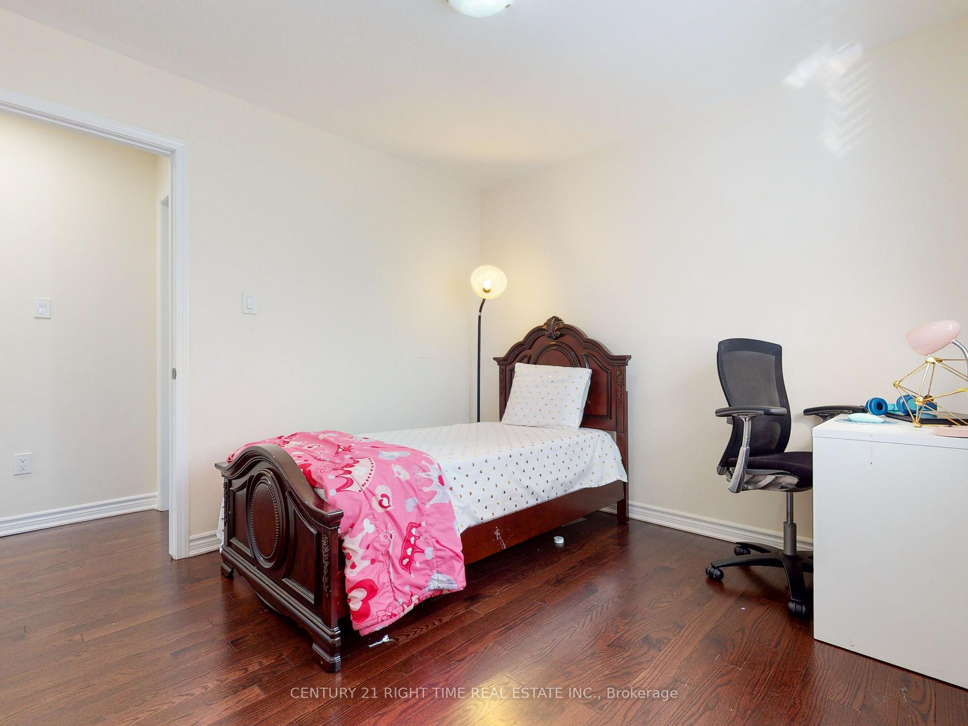 Photo 33 of 314 Grovehill Crescent, Kitchener, Rosenburg — HOMEH