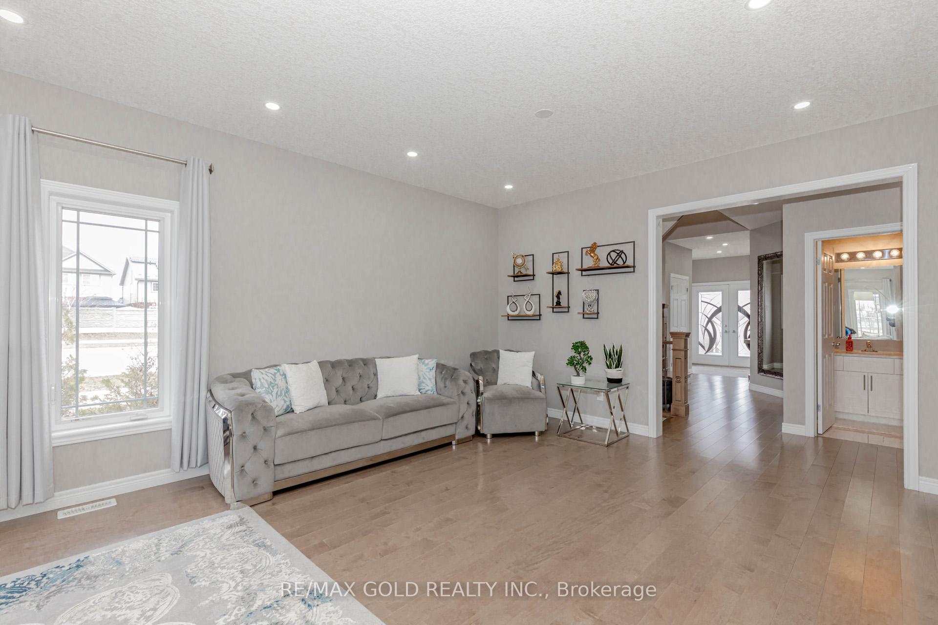 Photo 9 of 573 Florencedale Crescent, Kitchener — HOMEH