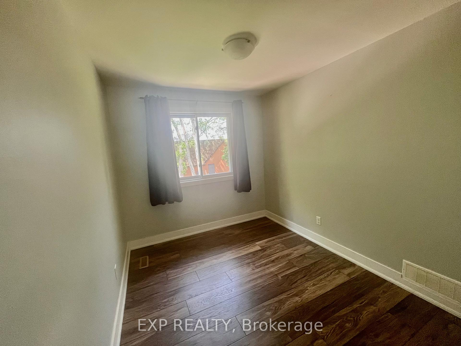 Photo 5 of 118 Overlea Drive, Kitchener, Forest Hill — HOMEH
