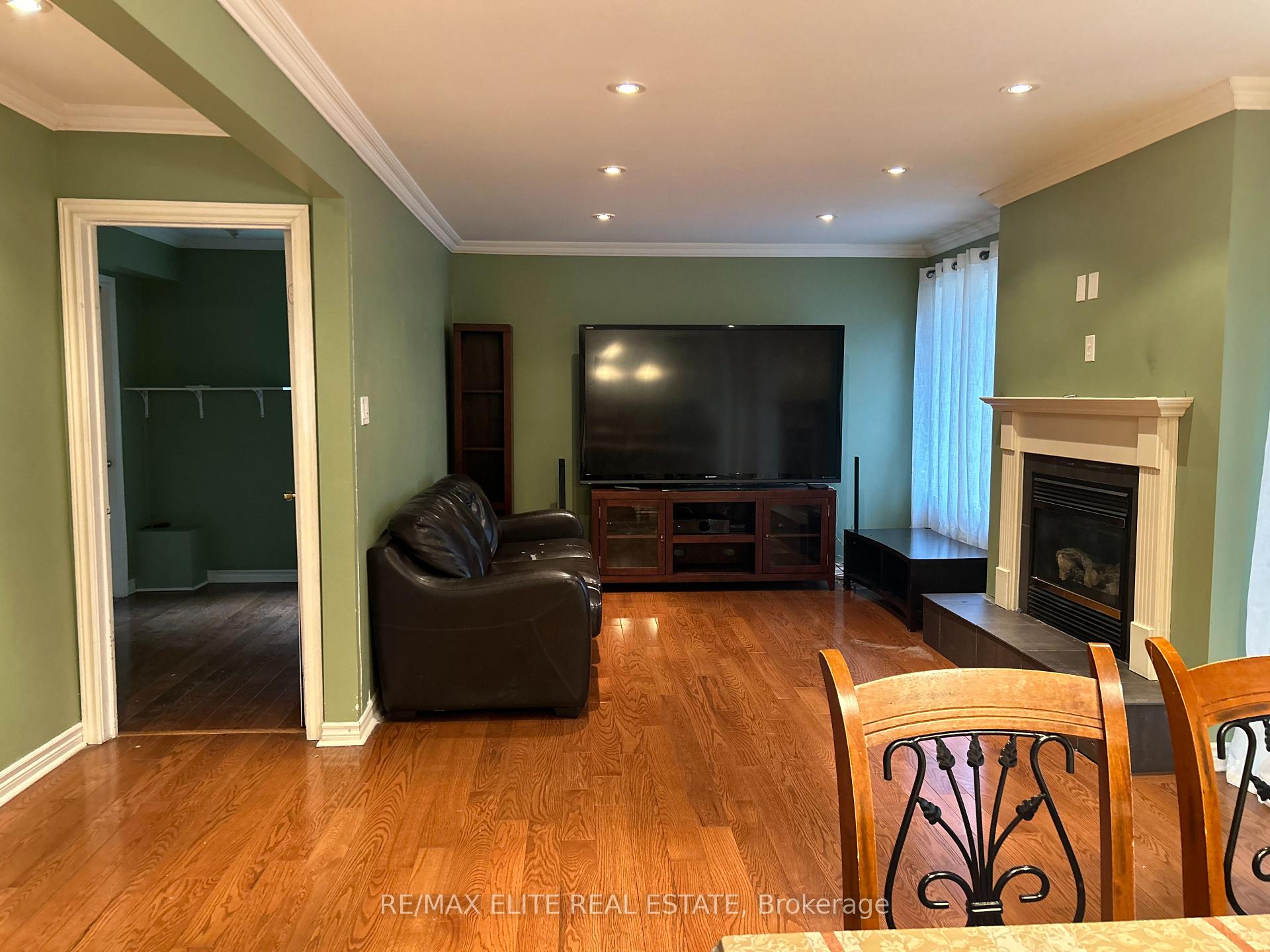 Photo 3 of 33 Hamilton Hall Drive, Markham, Markham Village — HOMEH