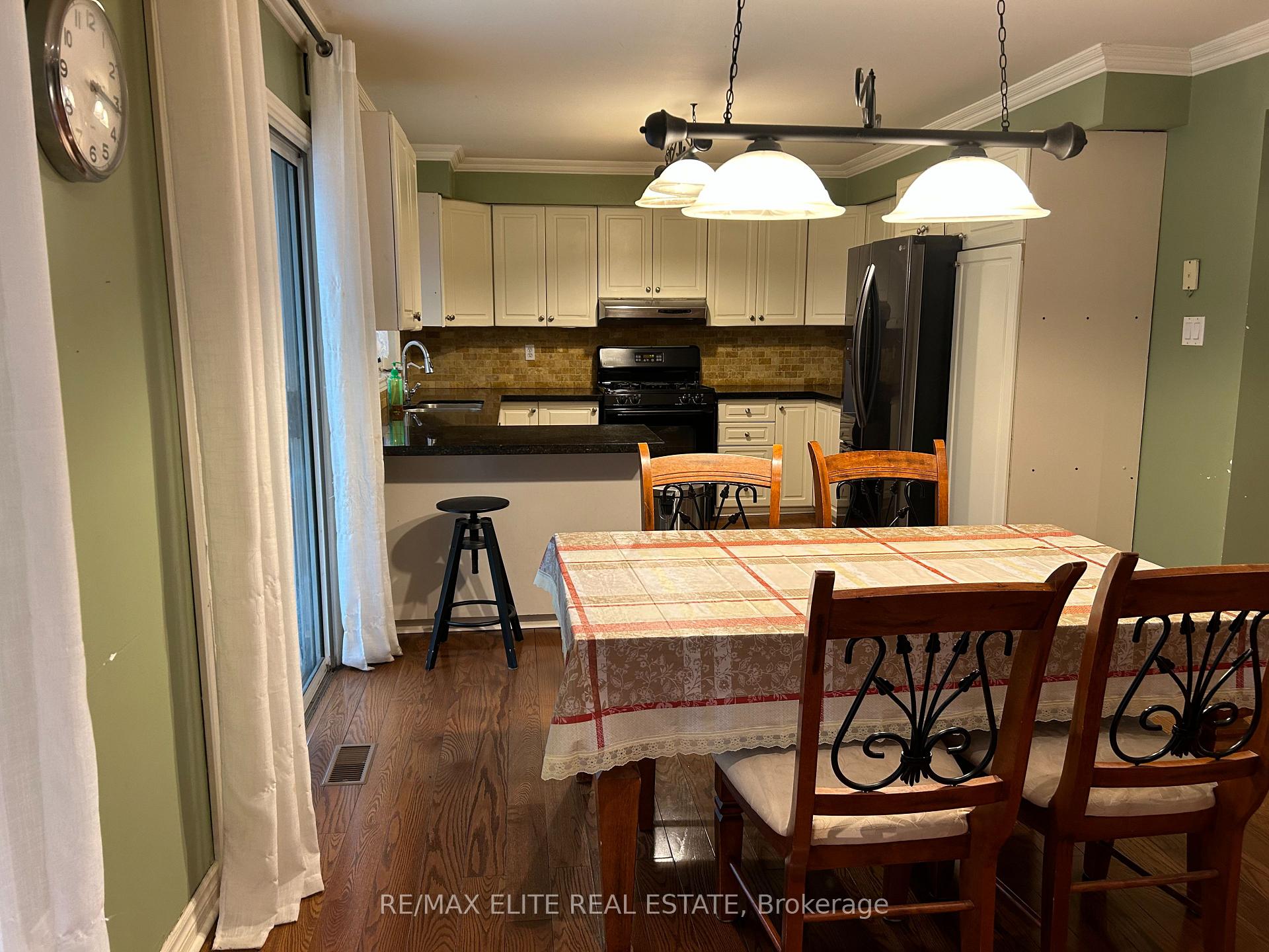 Photo 5 of 33 Hamilton Hall Drive, Markham, Markham Village — HOMEH