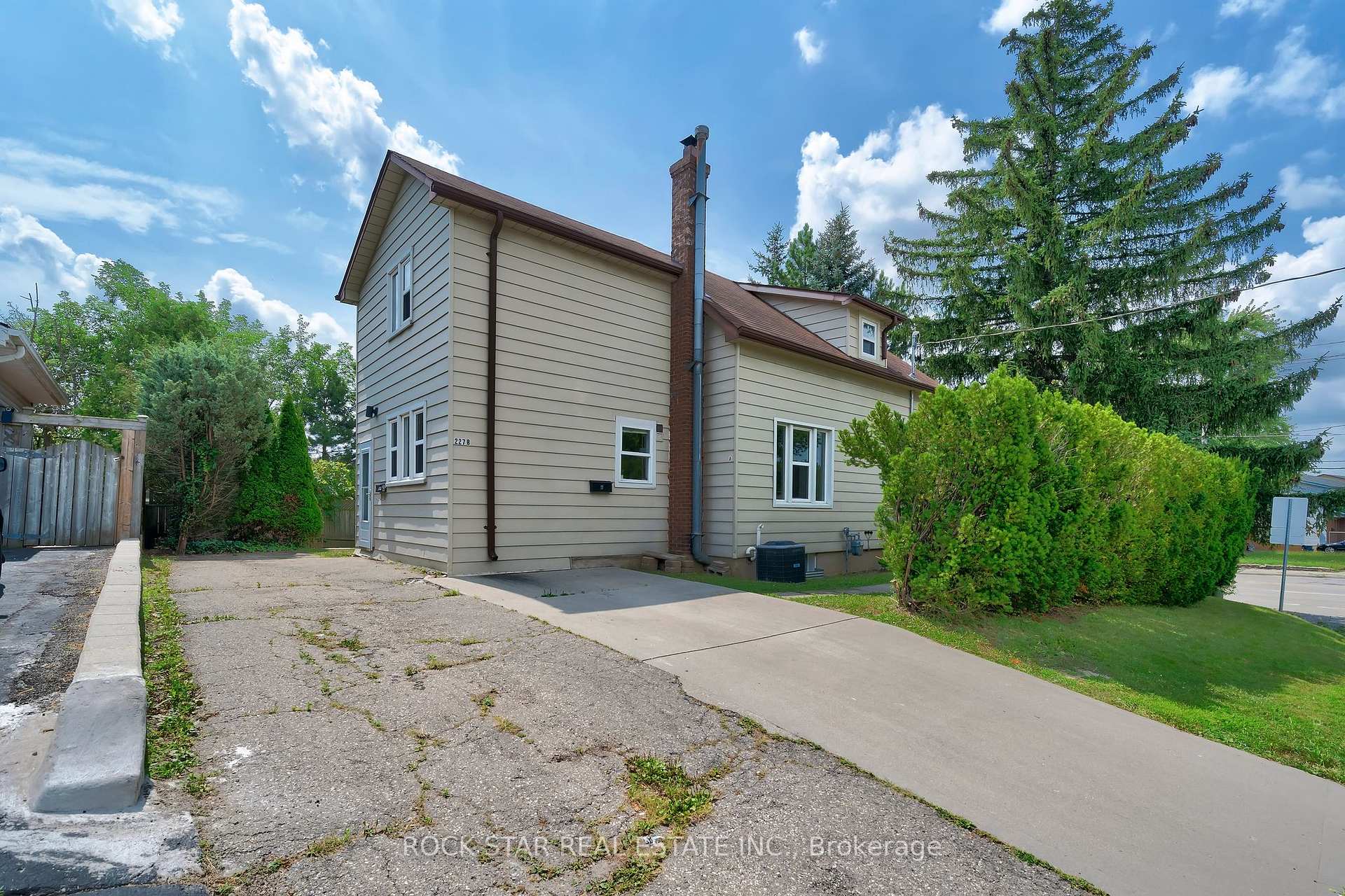 Photo 2 of 227 Fairway Road N, Kitchener, Centreville Chicopee — HOMEH