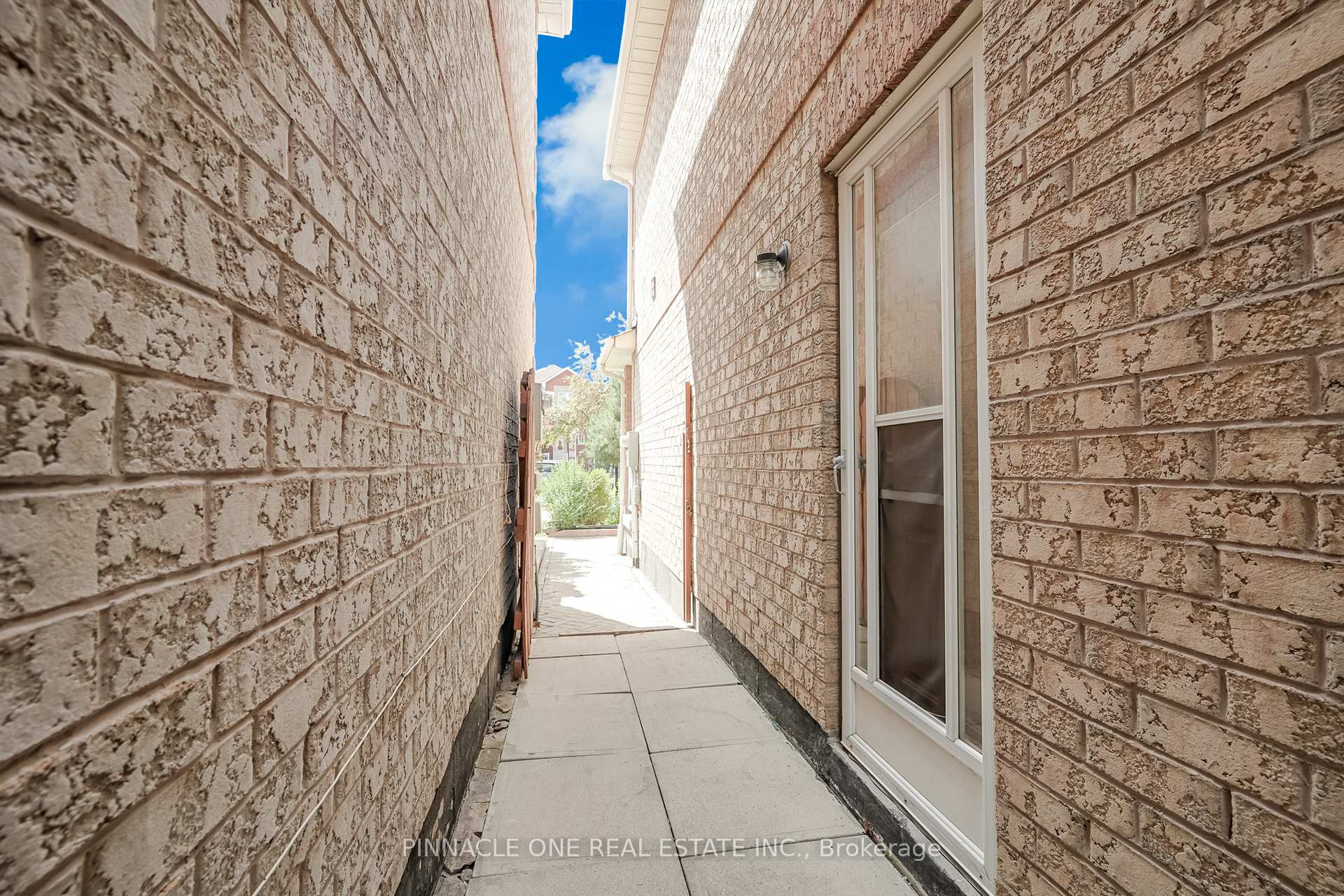 Photo 36 of 52 Vogue Street, Markham, Rouge River Estates — HOMEH