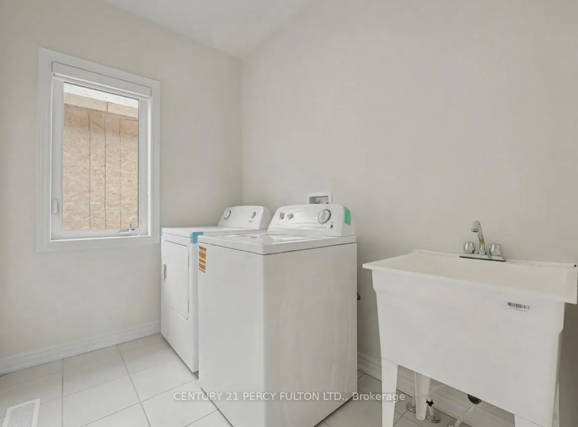 Photo 12 of 396 Kennedy Circle W, Milton, Cobban — HOMEH