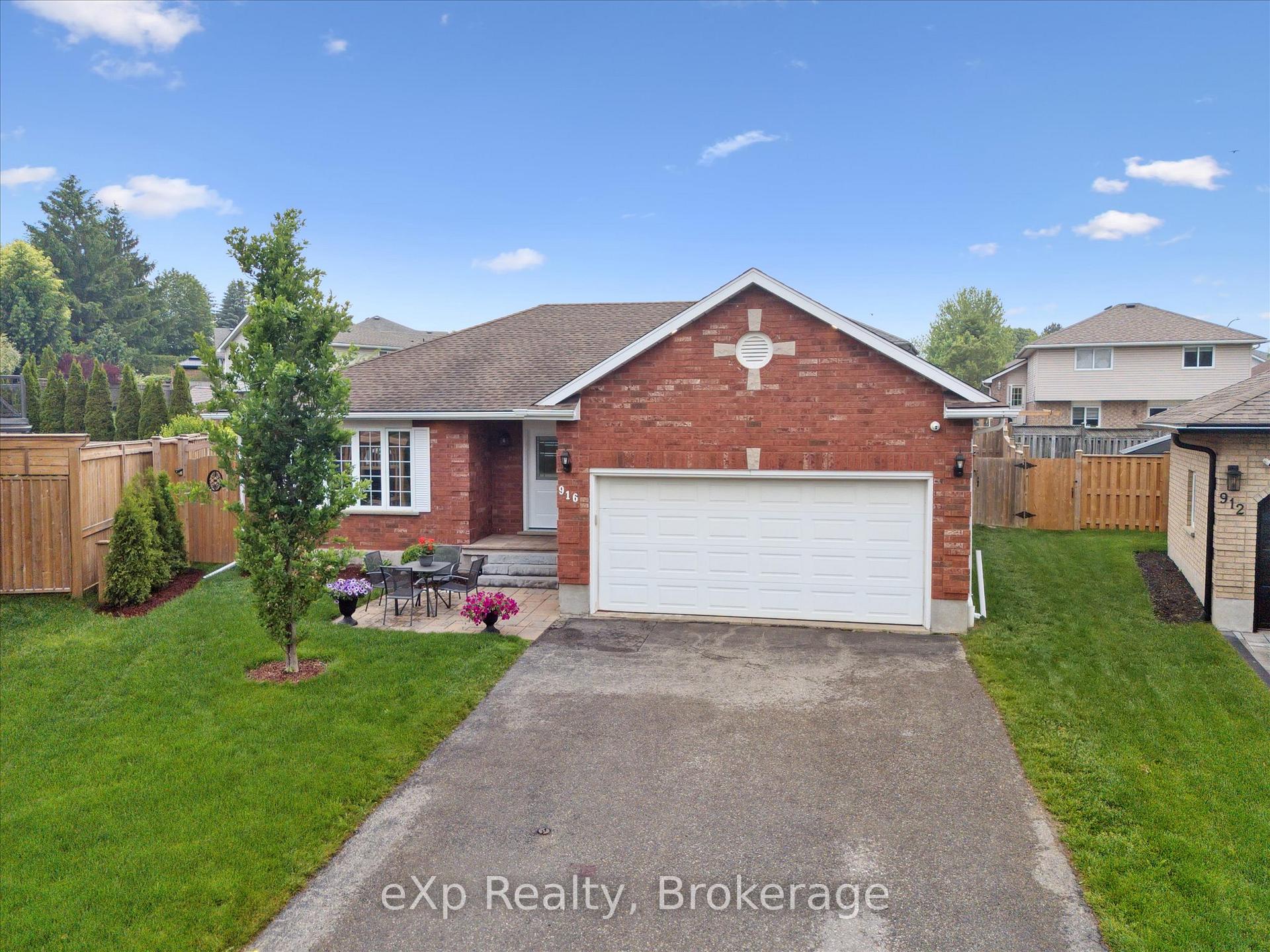 Photo 2 of 916 Keewatin Place, Kitchener — HOMEH