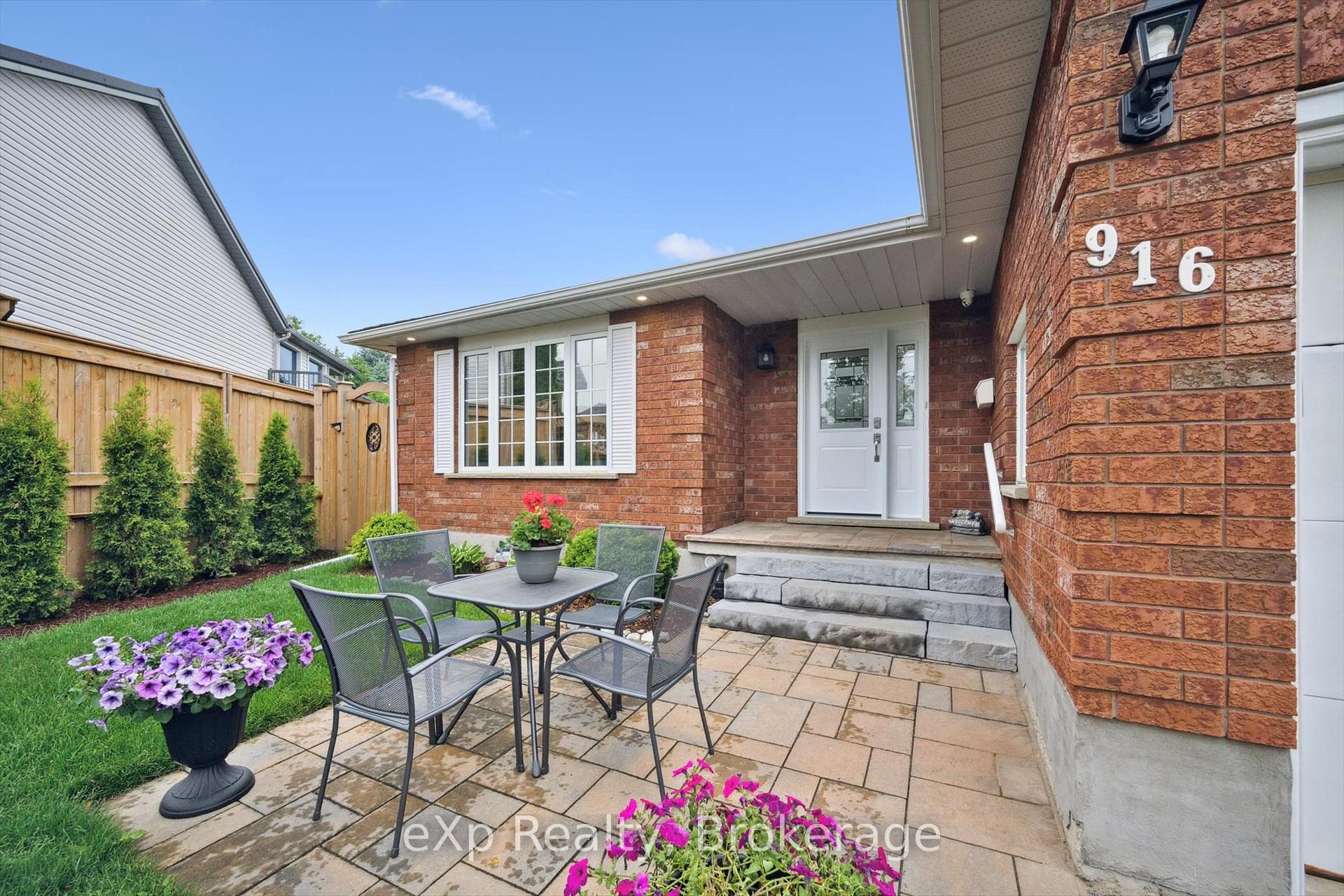 Photo 4 of 916 Keewatin Place, Kitchener — HOMEH