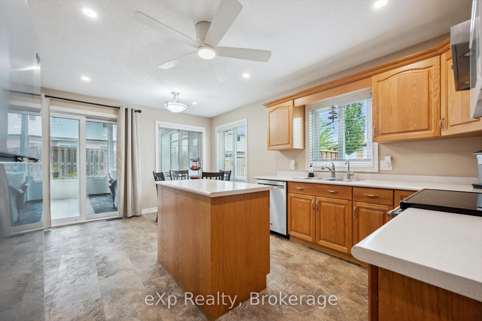 Photo 10 of 916 Keewatin Place, Kitchener — HOMEH