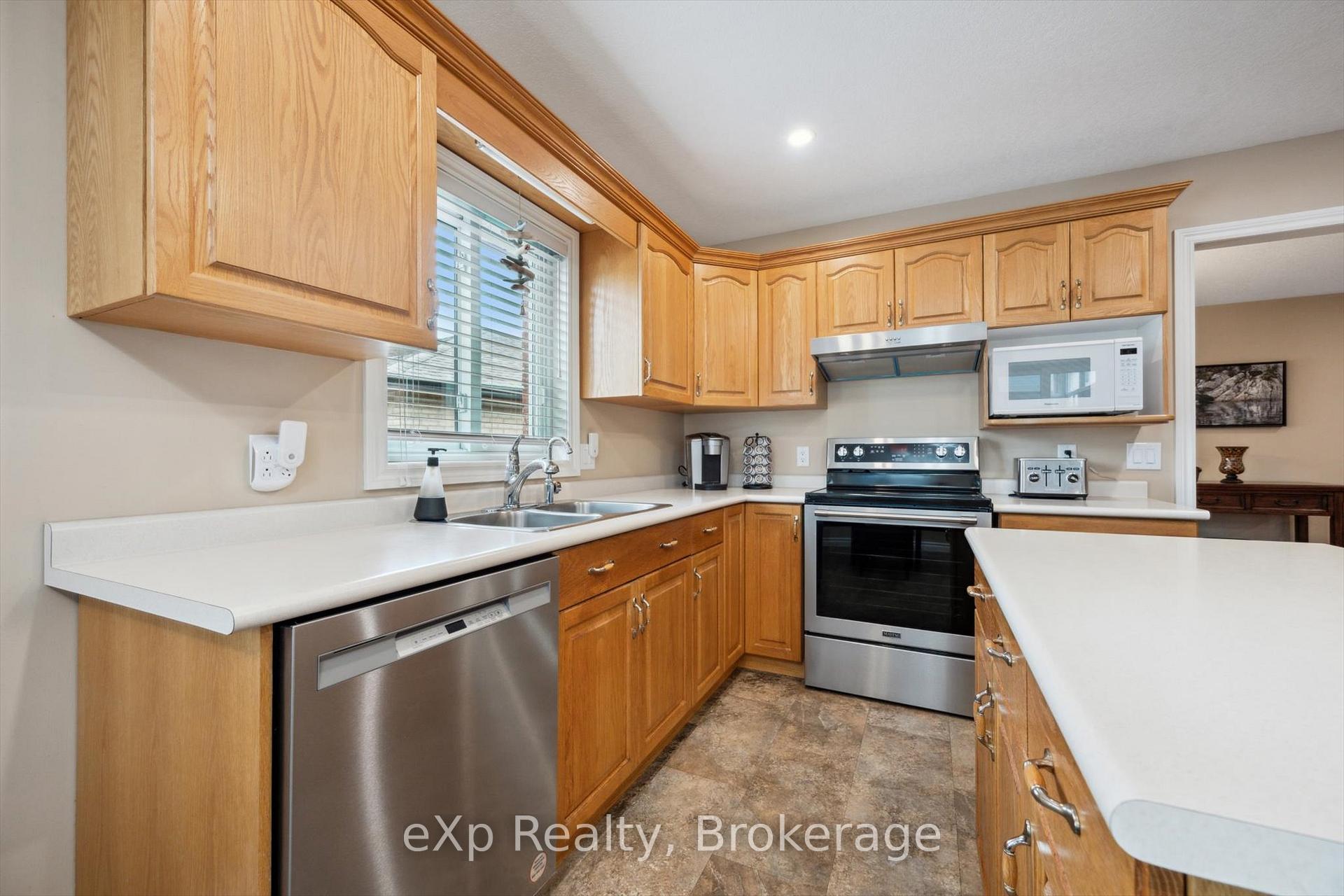 Photo 12 of 916 Keewatin Place, Kitchener — HOMEH
